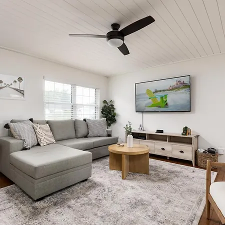 Palm House~Heated Pool~8 Min To Beach